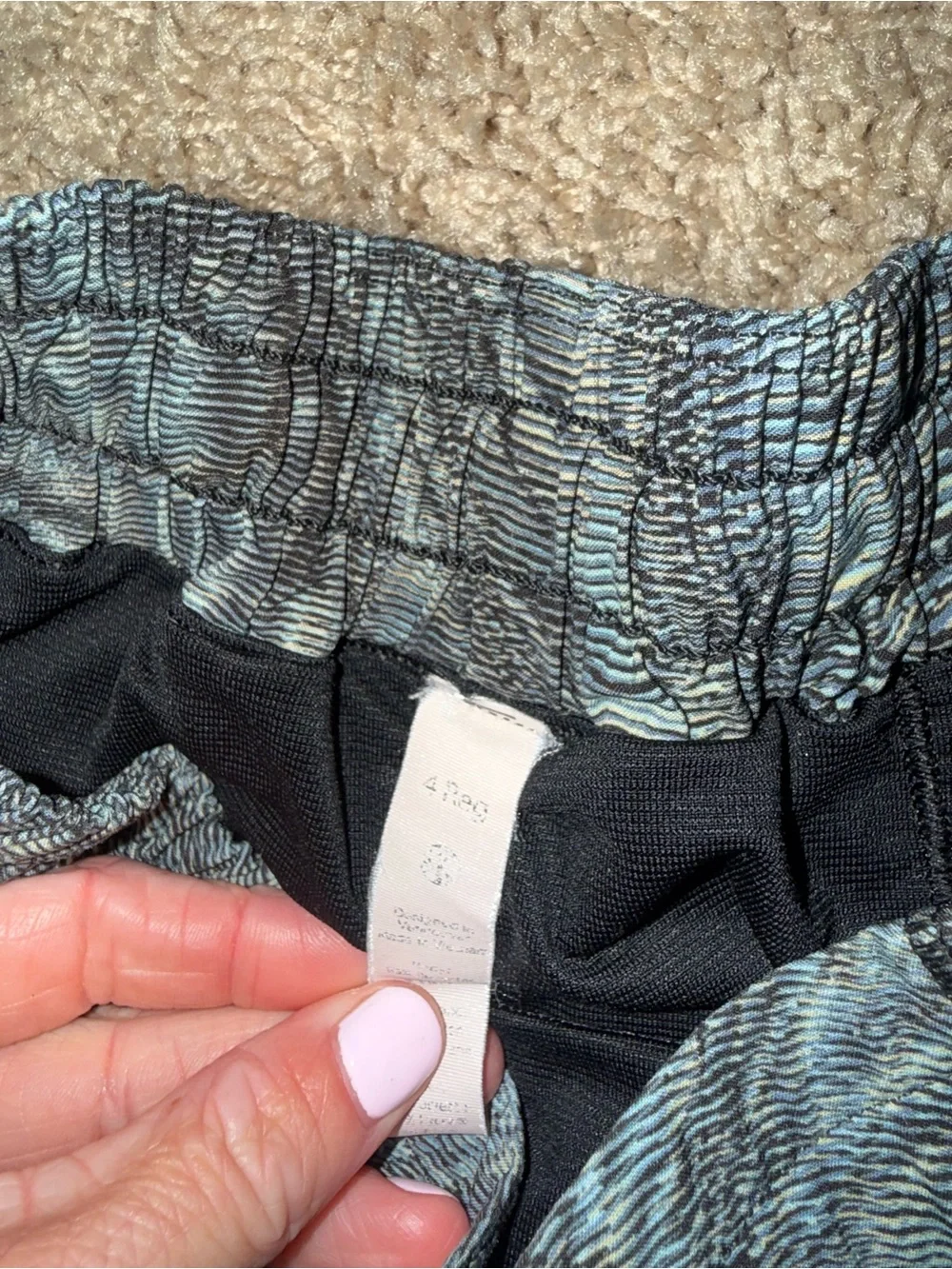 lululemon hotty hot 2.5 inch size 4 monochrome shorts!